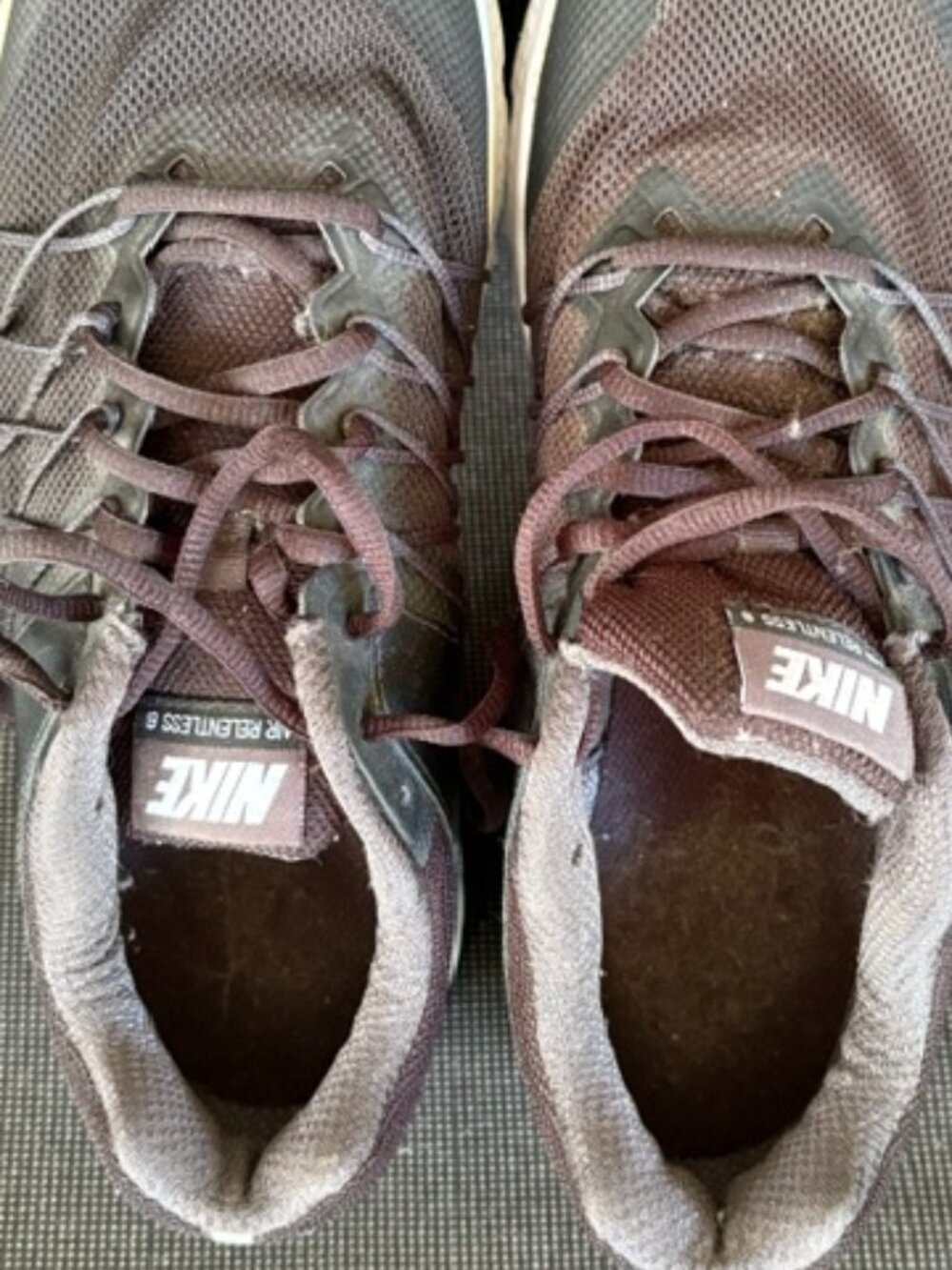 NIKE AIR ATHLETIC MENS SHOES SIZE 9.5